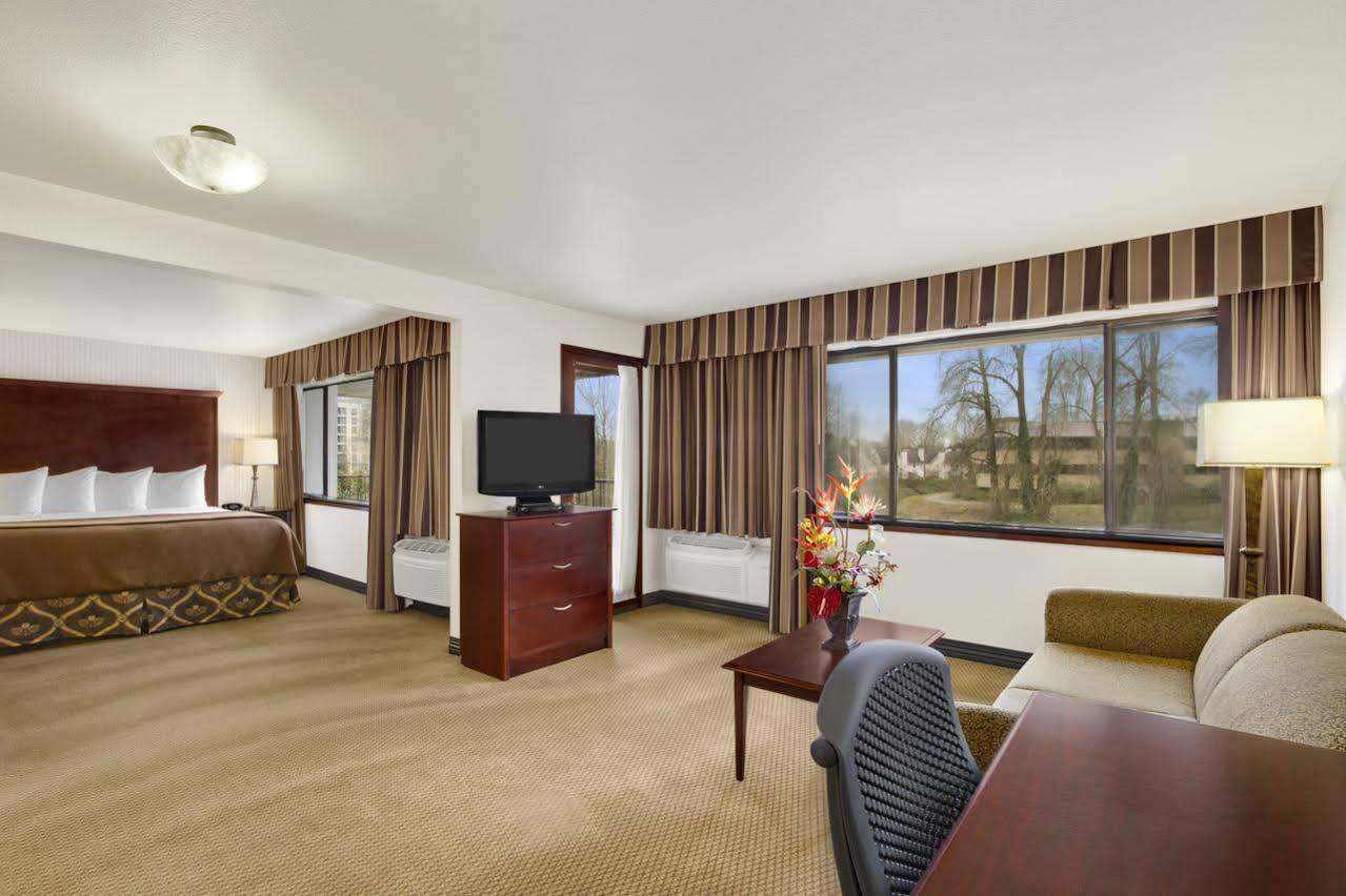מלון Ramada By Wyndham Tukwila Southcenter מראה חיצוני תמונה